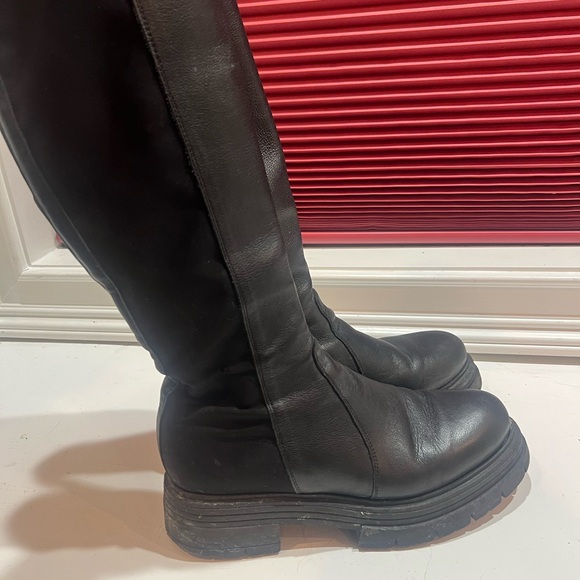Sleek Black Leather Boots - Picture 3 of 4